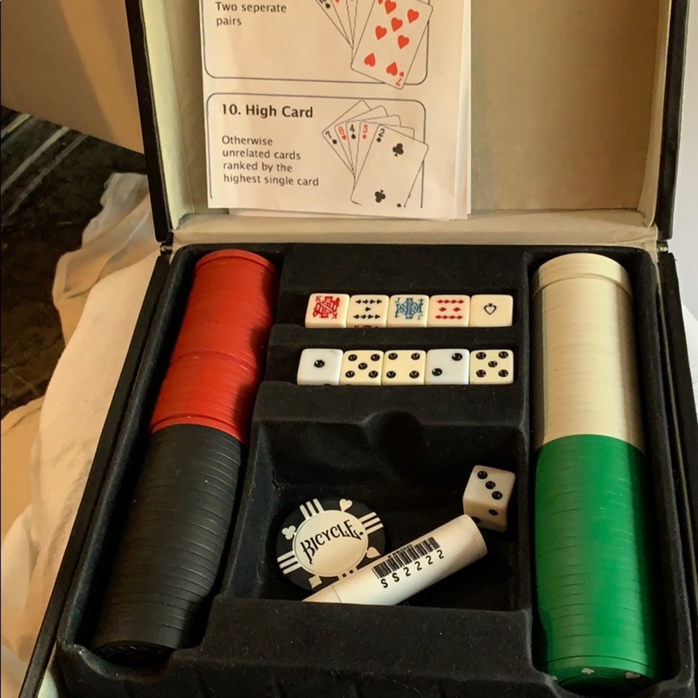 POKER CHIP SET IN BLACK CASE (CHIPS/DICE) GAMES